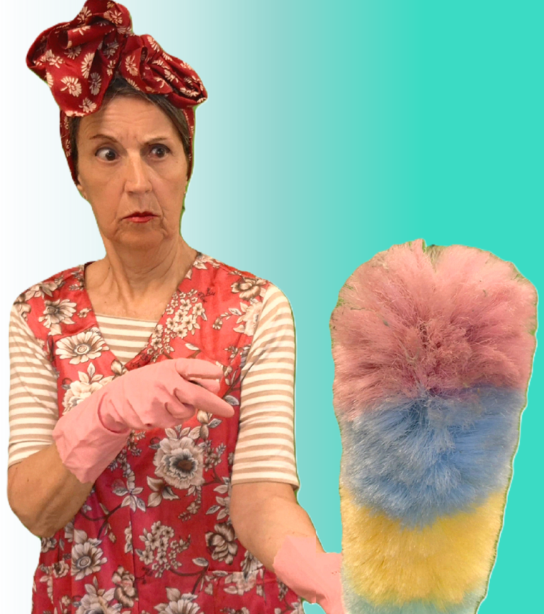 Feiertagsputz Frau mit einem Kopftuch und Gummihandschuhen blickt entsetzt auf einen farbigen Staubwedel.